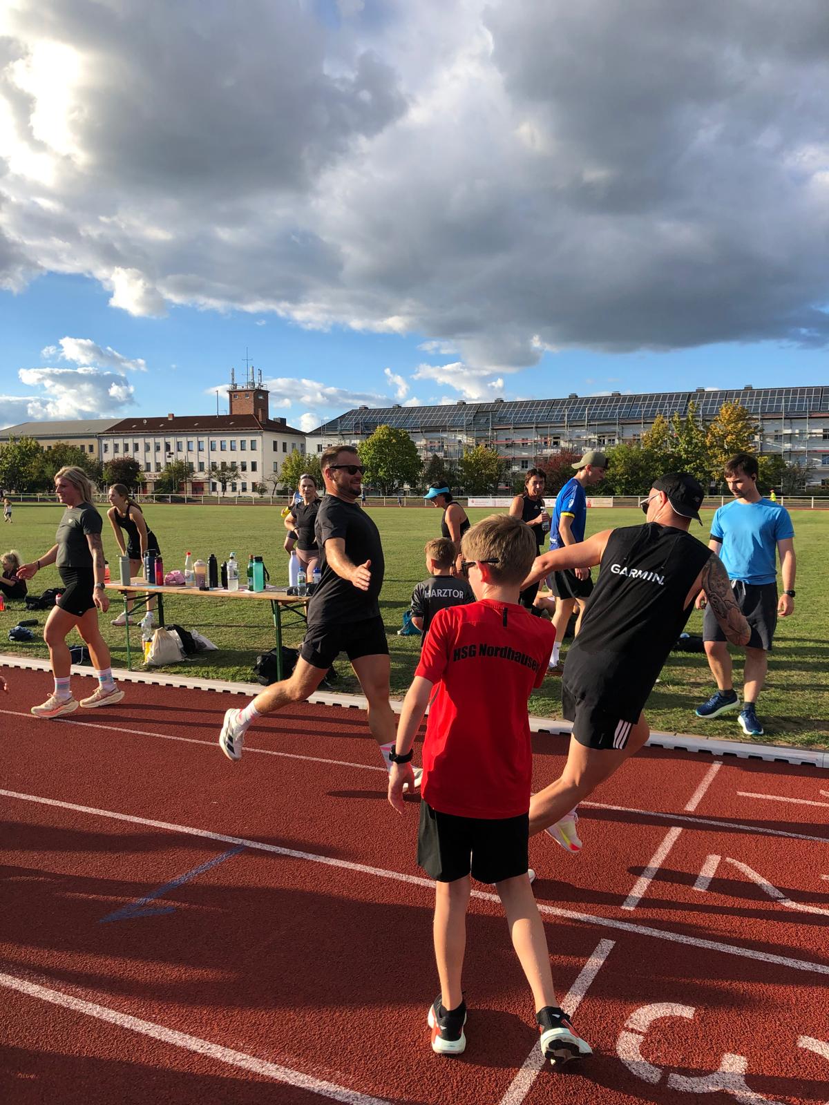 Abklatschen beim Wechsel auf der Laufbahn beim Paarlauf in Nordhausen